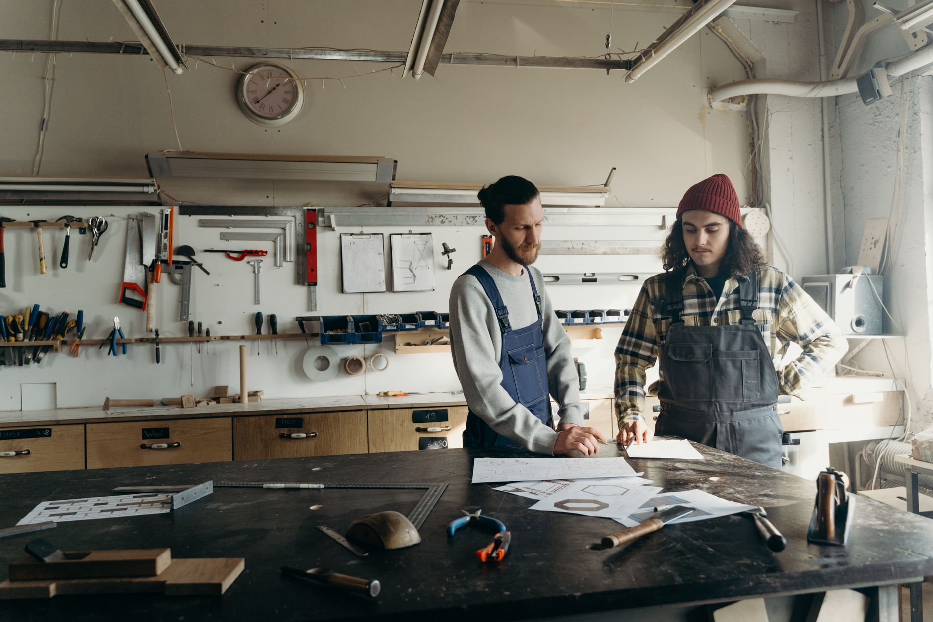 Un banco da lavoro artigianale con strumenti di precisione e materiali naturali